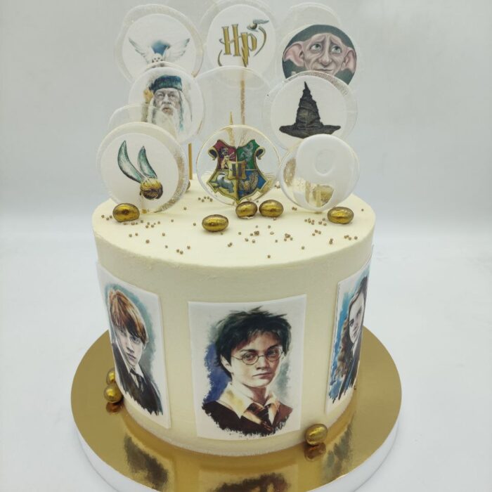 Tort Harry Potter kremowy w jasnych odcieniach z portretami i złotymi akcentami