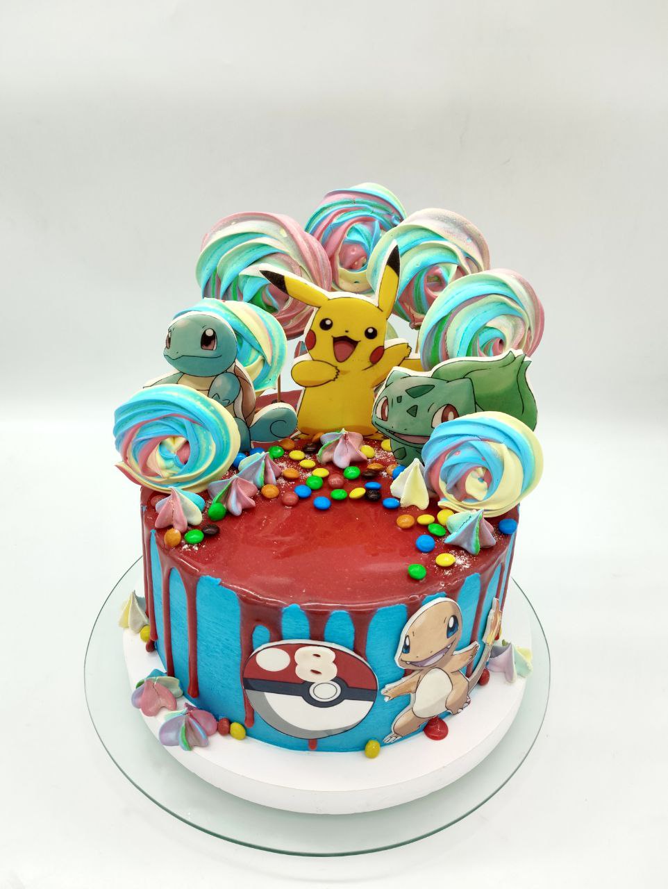 tort Pikachu dla dzieci z niebieskim kremem i czerwonym dripem