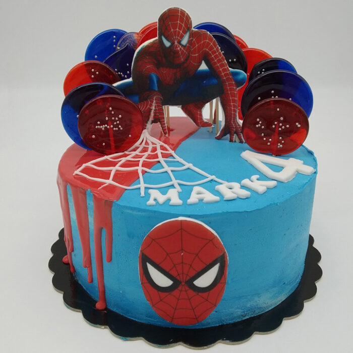 tort Spiderman dla dzieci w niebiesko-czerwonym kremie z pajęczyną i topperem