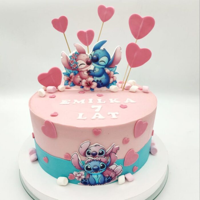 tort Stitch dla dzieci w pastelowych różowo-niebieskich kolorach z serduszkami i figurkami