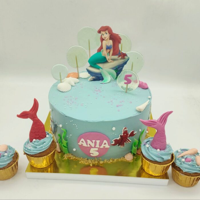 tort syrenka dla dzieci w pastelowym niebieskim kremie z figurką Arielki