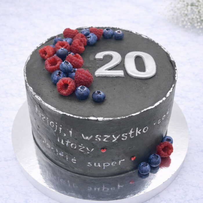tort na 20 urodziny grafitowy krem z białymi cyframi i świeżymi malinami oraz borówkami