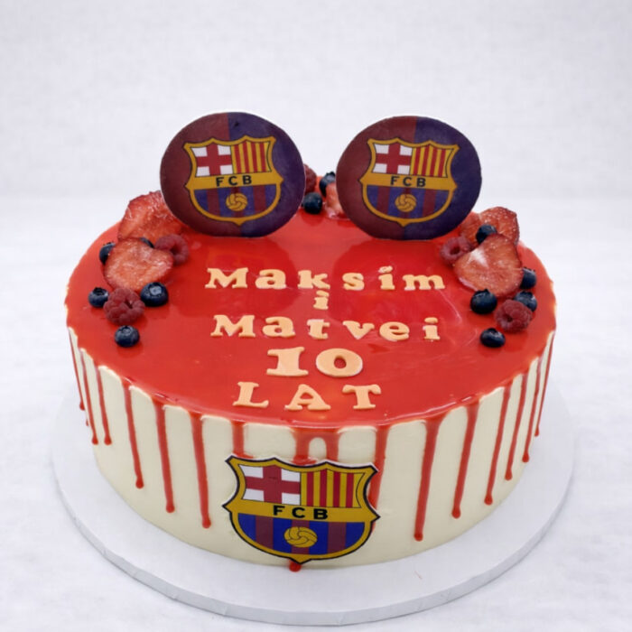 tort FC Barcelona dla dzieci z czerwonym lustrzanym lukrem i owocami