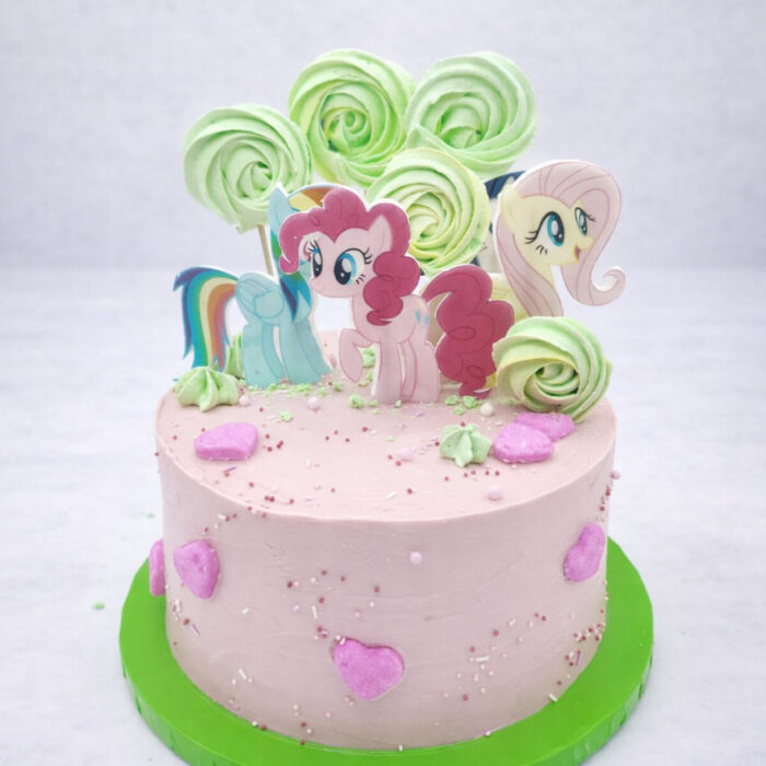 tort My Little Pony dla dzieci różowy krem z zielonymi różyczkami i topperami