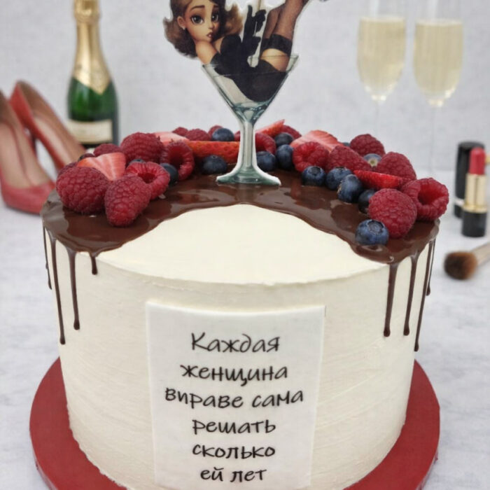 tort pinup w białym kremie z czekoladowym dripem i świeżymi malinami