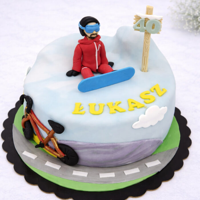 tort z motywem snowboardu 40, figurka snowboardzisty w czerwonym kombinezonie i niebieskiej desce